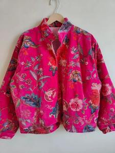 เสื้อแจ็คเก็ตบอมเบอร์กำมะหยี่ผ้าฝ้าย 100% ลายดอกไม้สีชมพู ปักลาย  แบบสองด้าน  รักษ์โลก  ระบายอากาศได้ดี  ทรงสั้น  แฟชั่นฤดูหนาว - Product Image 6