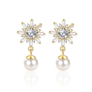 Boucles d'oreilles pendantes personnalisées en acier inoxydable plaqué or 18 carats avec perles, style Huggies, bijoux de mode pour femmes, fourniture directe d'usine - Product Image 1