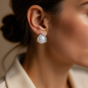 Orecchini a Perno E3672 in Oro Bianco con Perla Imitazione, Incastonatura a Castone, Design Geometrico Classico, Gioielli di Moda per Donna - Product Image 2