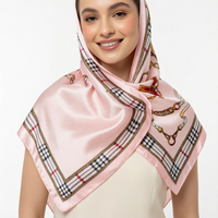 Jilbab Segi Empat Satin Pink Motif Kotak-kotak dan Rantai Cetak Digital Muslim
