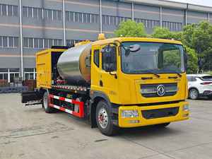 Camion distributeur d'asphalte de 6,8 mètres cubes avec réservoir en acier inoxydable, moteur et pompe pour l'entretien des routes urbaines et rurales - Product Image 2