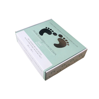 Boîte cadeau personnalisée vert menthe pour bébé, forme avion, fenêtres à empreintes de pieds, pelliculage mat pour langes en coton biologique et chaussettes en fourrure
