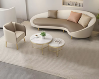 Canapé de couleur crème, de forme unique, au design moderne et minimaliste - idéal pour les salons de manucure, les magasins de vêtements et les instituts de beauté