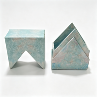 Boîte d'emballage de bijoux géométrique triangulaire avec logo personnalisé, boîte rigide en carton unique avec insert en velours éponge pour bague