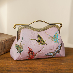 Recién llegado, bolsos de <span class=keywords><strong>mano</strong></span> de mujer de mariposa bordada de estilo antiguo, bolso de <span class=keywords><strong>mano</strong></span> de diseñador para banquete Cheongsam para mujer con cadena - Product Image 4