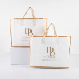 Yüksek kaliteli butik beyaz alışveriş saplı çanta için özel Logo hediye plastik alışveriş çantaları ile giysi ambalajı