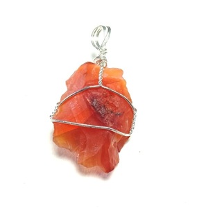 Haute qualité rouge cornaline forme fil brut enveloppé élégant cristal naturel brut à la main pendentif Style classique cristal collier - Product Image 1