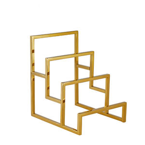 Exhibidor de Metal Dorado de Lujo de 3 Niveles para Bolsos de Mano, Carteras y Monederos, Exhibidor Premium para Tiendas y Exposiciones - Product Image 3