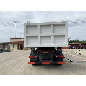 Camion benne à bras articulé Howo 4x2 15 tonnes pour collecte des déchets, avec élévateur hydraulique et benne à déchets à déplacement latéral - Product Image 2