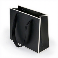 Sac en papier de luxe personnalisé avec votre propre logo pour les cosmétiques, les vêtements, les chaussures, les cadeaux, les boutiques, avec poignée en ruban
