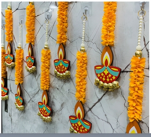 Décoration murale traditionnelle de Diwali avec guirlande de marigolds et motif Diya pour la décoration intérieure du salon. - Product Image 1