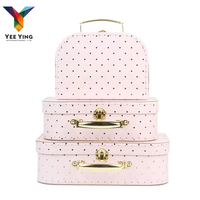 Valise pour enfants avec poignée, emballage en papier à pois dorés, boîte cadeau