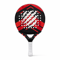 Raquette de padel rouge et noire avec face perforée, gorge ouverte et poignée enveloppée