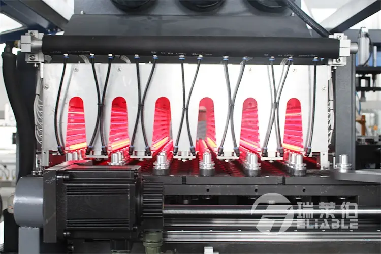 Venta caliente 2024 Máquina automática de moldeo por soplado de botellas de mascotas de bajo costo para la industria de bebidas