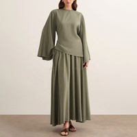 Ensemble Modeste Vert Sauge Personnalisé 2026 – Nouveauté : Tenue 2 Pièces pour Femme Musulmane – Haut Asymétrique à Manches Cloche et Jupe Longue Plissée