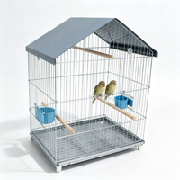 Cage à oiseaux robuste de conception maisonnette, toit en pente, plateau en plastique amovible, perchoirs en bois, mangeoires pour