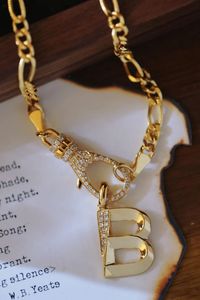 Xinfly Joyería Fina, Collar con Colgante Solitario Triangular y Cadena Cubana con Iniciales Personalizadas en Oro de 18K, Joyería de Fantasía para Mujer - Product Image 4