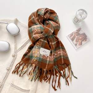 ผ้าพันคอไหมพรมลายตารางหมากรุกคุณภาพสูง อุ่น นุ่ม และเหนียว พร้อมพู่ห้อยยาวสำหรับผู้หญิง - Product Image 5