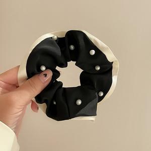 للبيع بالجملة أربطة شعر مرنة من قماش اللؤلؤ المخصص إكسسوارات أربطة شعر بيضاء سوداء لؤلؤ زهور حرير ساتان للنساء - Product Image 6