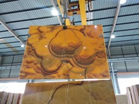 Carrelage mural de luxe en pierre bleue translucide d'onyx jaune