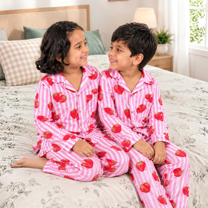 NUEVO Conjunto de Pijama JAIPUR INTERNATIONAL para Niñas y Niños, de Algodón con Estampado de Fresas, Rosa a Rayas, de 2 a 10 Años, Manga Larga, Cierre de Botones - Product Image 1
