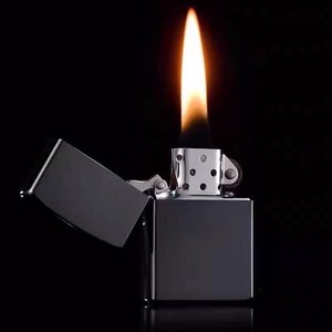 Encendedor de Metal de Lujo al por Mayor, Diseño Clásico Personalizado, Encendedor de Queroseno a Prueba de Viento para Cigarrillos - Product Image 1