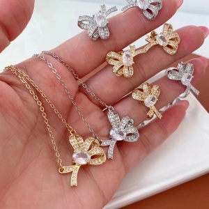 Delicado Collar con Colgante de Lazo Chapado en Oro de 18K, Estilo Romántico, Circonita Cúbica, Joyería Moderna para Mujer - Product Image 6