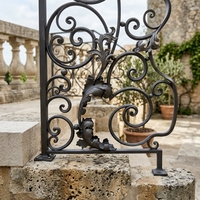 Fabricant de balustrades au design classique, en fer forgé cintrée, populaire pour les hôtels et les villas, résistante à la corrosion