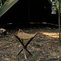 Chaise de pêche portable multifonctionnelle en tissu triangulaire pour le camping et la randonnée.
