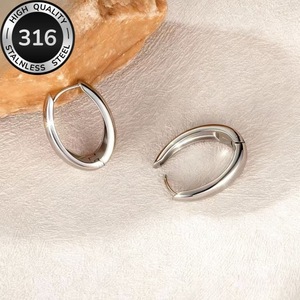 Boucles d'oreilles géométriques simples, rondes et lisses, au design original, qui dégagent une sensation d'élégance et de mode haut de gamme. Boucles d'oreilles - Product Image 6