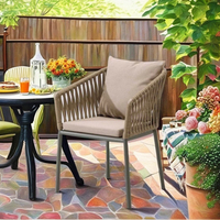 Chaise de salle à manger d'extérieur moderne en rotin beige avec coussin et oreiller, fauteuil de patio à structure en aluminium gris foncé pour jardin, balcon et parc