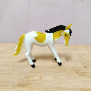 งานแกะสลักม้าแก้วสีขาวและสีเหลืองทำมือ งานเป่าแก้วรูปสัตว์ ของตกแต่ง - Product Image 3