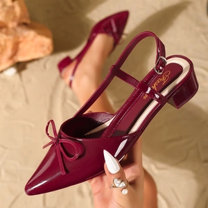 <span class=keywords><strong>Sandali</strong></span> Estivi da Donna con Punta a Punta, Decorazione a Fiocco, <span class=keywords><strong>Tacco</strong></span> a Blocco in PVC Lucido Rosso Vino, Modello Slingback per Ufficio e Feste - Product Image 1