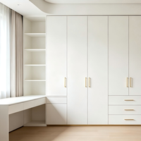 Armoire blanche sur mesure avec bureau intégré, poignées dorées, armoire de chambre pleine hauteur, rangement CARB P2 OEM ODM