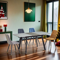 Table à manger contemporaine extensible et peu encombrante pour 6 personnes avec plateau en verre et pieds en métal, construction en MDF