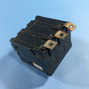 Interruptor de Circuito Eaton Cutler Hammer Quicklag de 30 Amperios y 3 Polos, Montaje en Panel, Tipo Estándar - Product Image 4