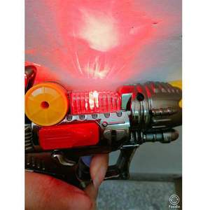 Pistola Espacial Elétrica de Plástico ABS Barata e Popular com Luzes LED Brilhantes e Música, Alimentada por Bateria para Meninos de 5 a 13 Anos - Product Image 3