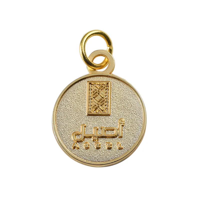 Gepersonaliseerde Metalen Logo Sieraden Tags Tas Kleding Tags Labels Custom Saudi Goud Ronde Munt 2d 3d Hanger Custom Ketting