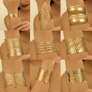 Jingciren Boutique - Metal con Patrón Irregular Martillado, Ajustable, de Cara Ancha, Estilo Europeo y Americano - Product Image 1