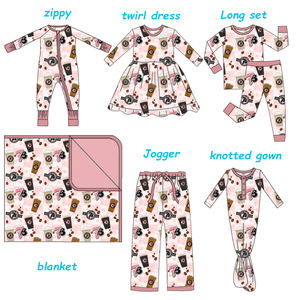 طقم ملابس صيفي للأطفال من قطعتين W1065 كوزي 2026 جاهز للشحن، مصنوع من القطن والسباندكس، بتصميم شخصيات كرتونية، مضاد للبكتيريا، غير رسمي، باللون الوردي - Product Image 2