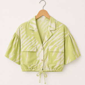 Haut court imprimé vert à manches courtes, boutonné, décontracté et tendance, avec poche avant et ourlet à nouer pour femme - Product Image 1