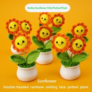 Tournesol souriant réaliste en fil tricoté à la main en pot - A remporté la première place pour la Journée des enseignants - Product Image 2