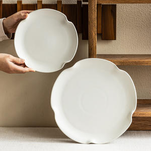 <span class=keywords><strong>Set</strong></span> di <span class=keywords><strong>Piatti</strong></span> in Ceramica Bianca Smaltata a Forma Irregolare 2026, <span class=keywords><strong>Set</strong></span> di <span class=keywords><strong>Piatti</strong></span> Decorativi in Ceramica Opaca con Bordo Ondulato per Matrimoni ed Eventi - Product Image 3