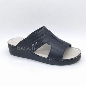 Sandales arabes tendance en cuir souple <span class=keywords><strong>suisse</strong></span>, fabriquées à la main, motif autruche d'Abu Dhabi, <span class=keywords><strong>chaussures</strong></span> de style de vie pour homme, sandales à enfiler - Product Image 3