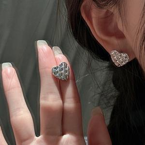 Wenchi S925 Pure <b>Silver</b> Diamond Grid <b>Heart</b>-Shaped <b>Stud</b> <b>Earrings</b> Luxury European American Cross-Border Fashion Niche Design Model - Product Image 3