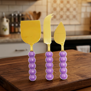 Ensemble de couteaux à fromage en or d'inspiration artisanale avec poignée perlée violette fabriquée à la main pour la présentation de table de l'Inde - Product Image 1