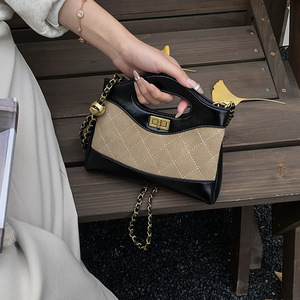 Bolso de Mano Tipo Clutch Acolchado de Piel Sintética de Alta Gama para Mujer, Otoño 2026, con Cierre de Bloqueo y Cadena Decorativa, Forro de Poliéster - Product Image 4