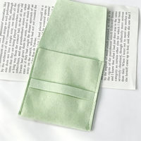 Pochette à bijoux en velours personnalisée avec rabat, insert et bande décorative, doublure aspect daim pour ranger en toute sécurité les bagues, pendentifs et boucles d'oreilles délicats