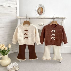 Conjunto de Dos Piezas para Niñas, Otoño-<span class=keywords><strong>Invierno</strong></span> 2025: Cárdigan de Punto con Lazo, Suéter Versátil y Pantalones Acampanados de Felpa - Product Image 1