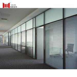 Paravent de bureau moderne en aluminium de 83 mm avec cadre en verre trempé, fixe et <span class=keywords><strong>amovible</strong></span>, avec rideau intégré - Product Image 6